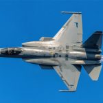La battaglia nel cielo sull’Ucraina: come le abilità degli F-16 minacciano la supremazia dei Su-34 russi.